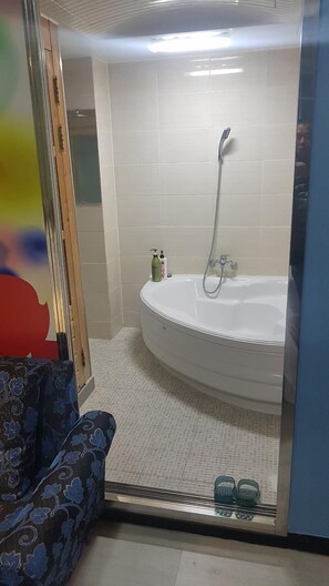 Combined shower/bathtub, deep-soaking bathtub, free toiletries - Cupid Motel (Jeonju)