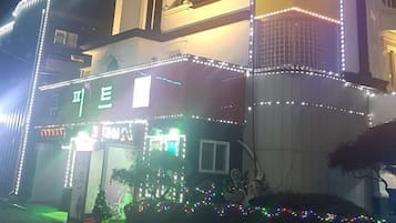 Façade de l’hébergement - soirée/nuit