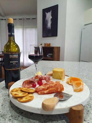 Luxury House, 3 Bedrooms, Balcony, Vineyard View | Private kitchen - A Stanthorpe Getaway (Ballandean)