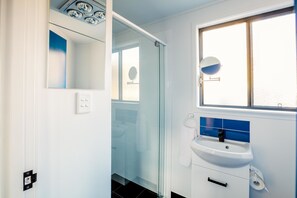 Cottage Namar | Bathroom | Shower, designer toiletries, hair dryer, towels - A Stanthorpe Getaway (Ballandean)