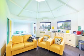 디자인 코티지 | 거실 공간 | 벽난로, 장난감