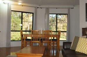 럭셔리 하우스, 침실 3개, 발코니, 포도밭 전망 | 거실 공간 | 벽난로, 장난감