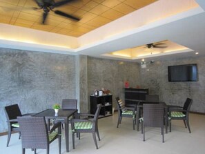 Lobby sitting area - White Cat Hotel (Takua Pa)