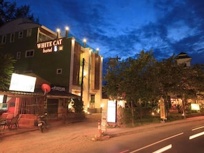 Property entrance - White Cat Hotel (Takua Pa)
