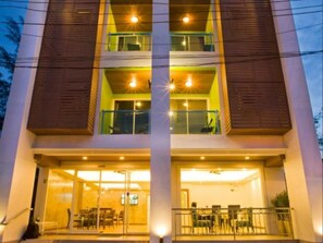 Front of property – evening/night - White Cat Hotel (Takua Pa)