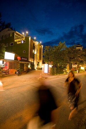 Exterior - White Cat Hotel (Takua Pa)