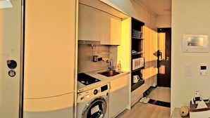 Room (Circle House- World Cup Stadium Room) | Private kitchen | Coffee/tea maker, fridge, microwave - Circle House - World cup stadium (Seoul)