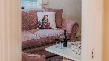 Cottage, 2 Bedrooms, Vineyard View | Living area | Flat-screen TV, Netflix, DVD player