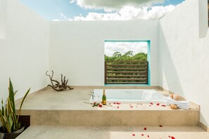 IK Penthouse Cielo | Jetted tub