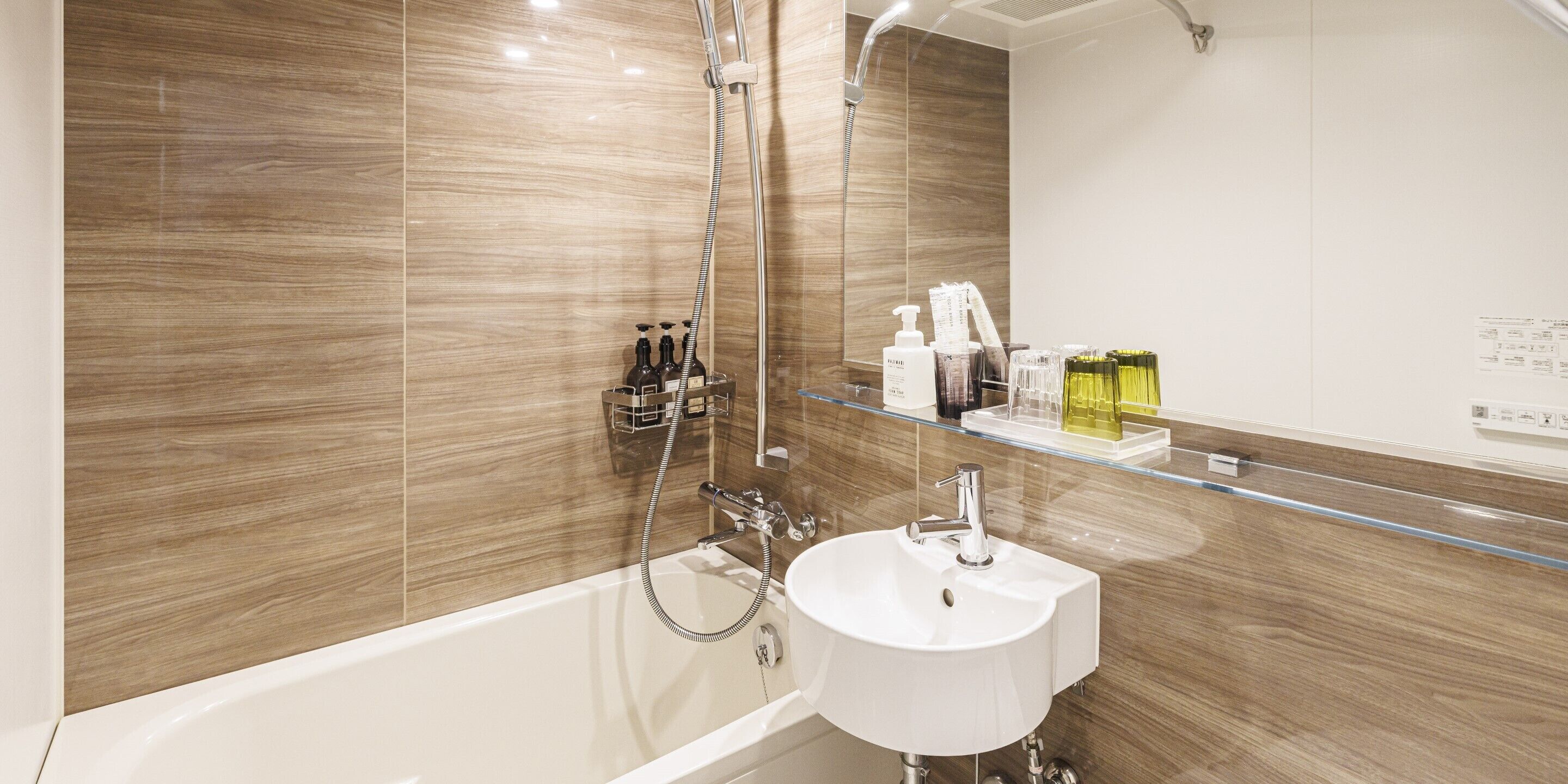 Combined shower/bathtub, free toiletries, hair dryer, slippers
