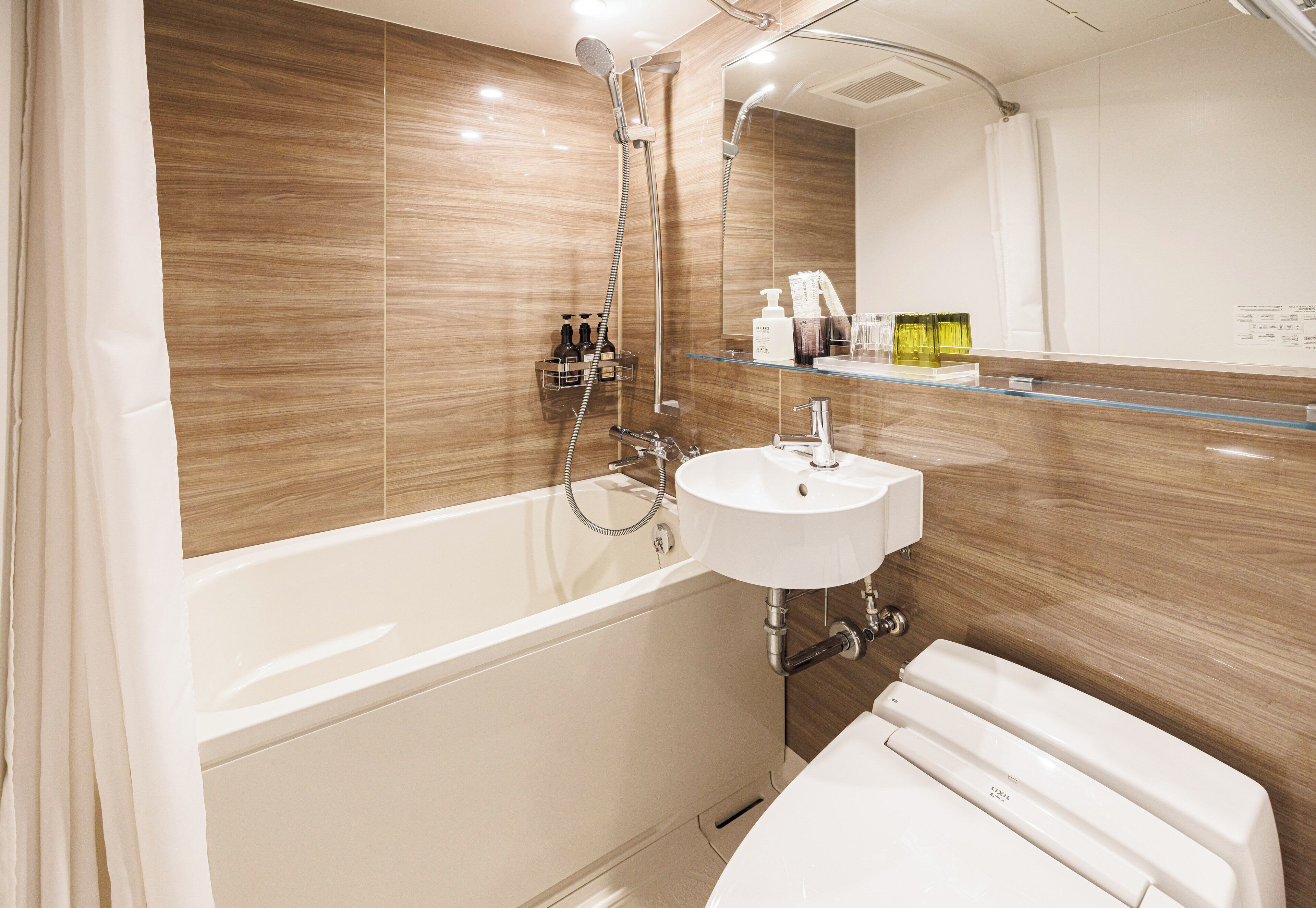 combined shower/bathtub, free toiletries, hair dryer, slippers