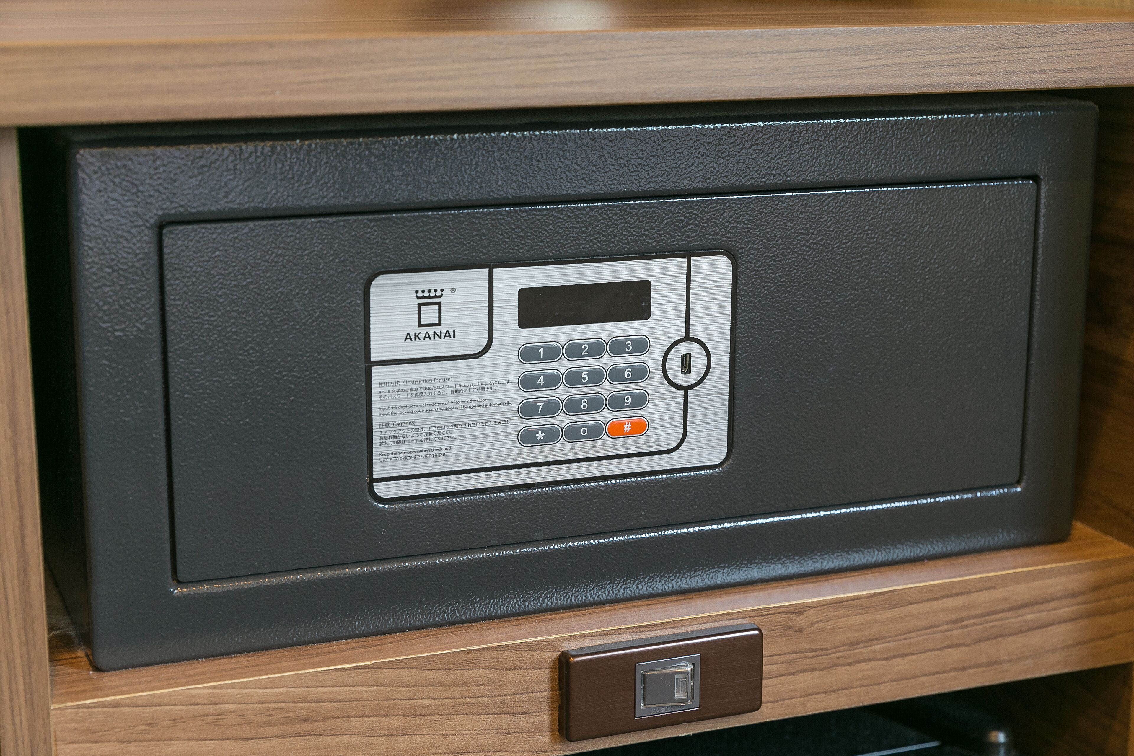 Un clavier de sécurité noir, doté d’un cadre en bois, d’un petit écran et d’une serrure située en dessous.