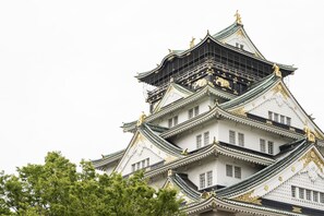 Una estructura imponente de varios niveles, con detalles arquitectónicos intrincados y detalles dorados.