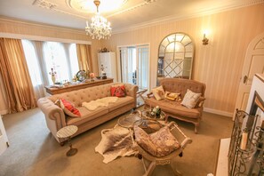 Luxury Townhome, 3 Bedrooms | Living room