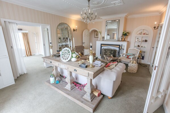 Luxury Townhome, 3 Bedrooms | Living room