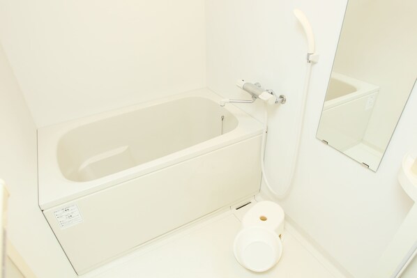 Een bad/douchecombinatie, gratis toiletartikelen, een bidet, handdoeken