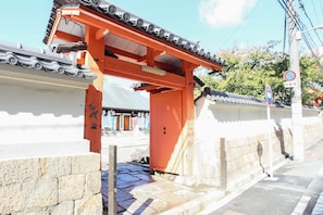 Property entrance - Ishimura Koshin Building (Osaka)