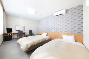 Escritorio, tabla de planchar con plancha, wifi gratis y ropa de cama 