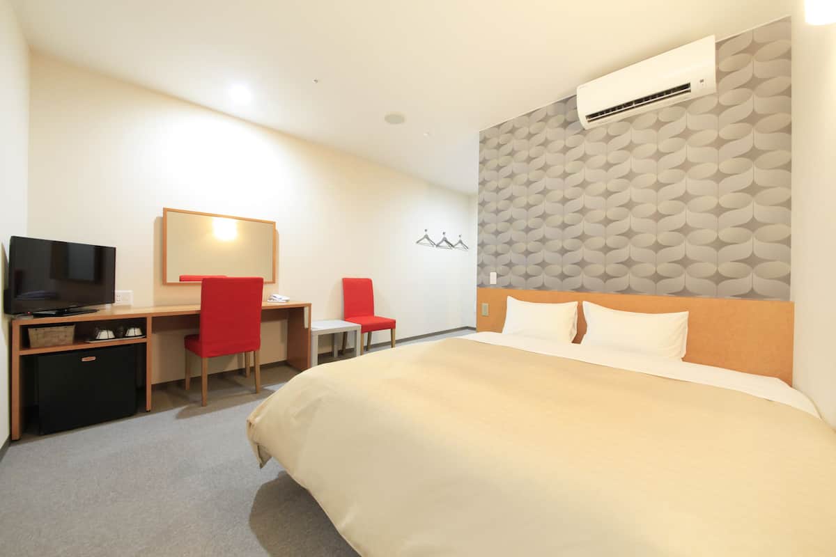 desk, iron/ironing board, free wifi, bed sheets