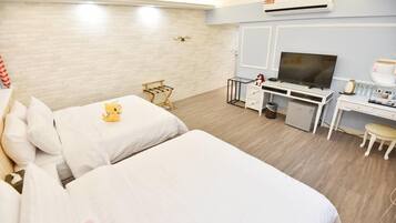 Classic Quadruple Room, 2 Double Beds, Ensuite | Desk, rollaway beds, free WiFi