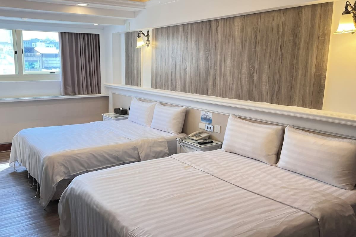 Klassieke vierpersoonskamer, 2 tweepersoonsbedden, en-suite badkamer | Een bureau, extra bedden, gratis wifi