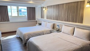 Classic Quadruple Room, 2 Double Beds, Ensuite | Desk, rollaway beds, free WiFi - Mi Ge Business Hotel (Taichung)
