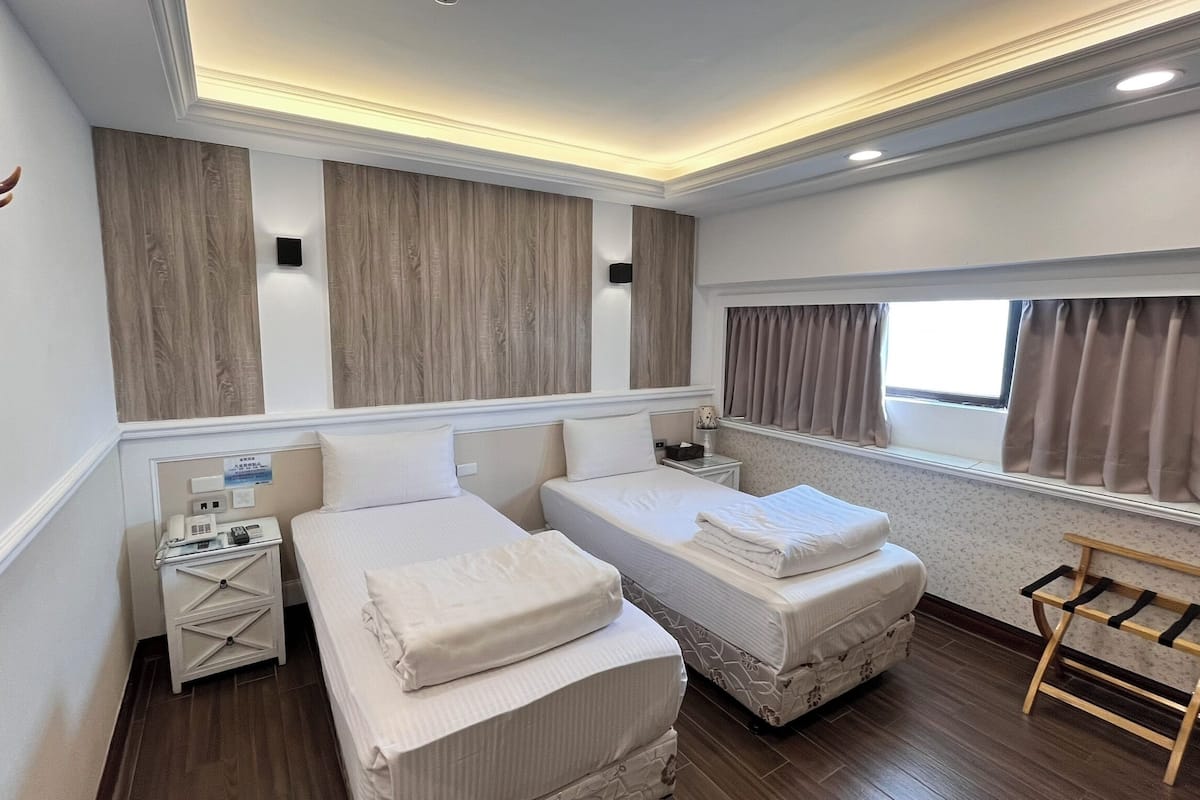 Klassieke Twin kamer, privébadkamer | Een bureau, extra bedden, gratis wifi
