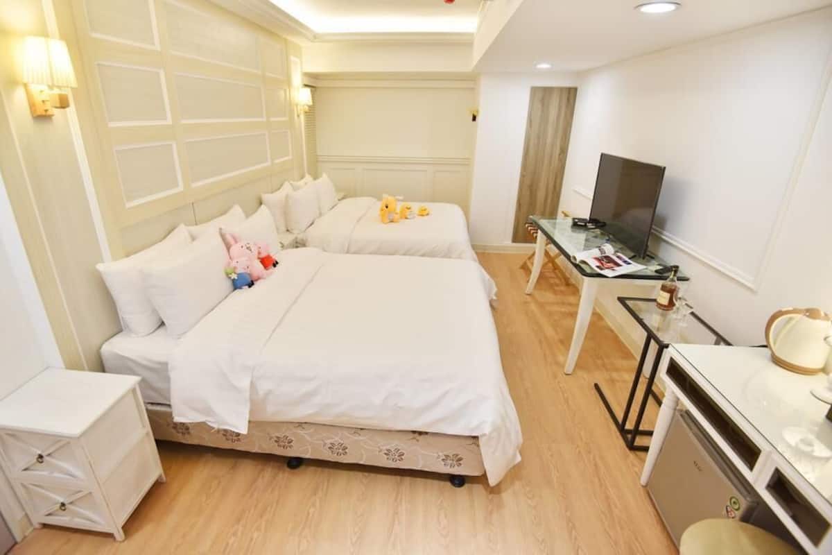 Elite vierpersoonskamer, 2 tweepersoonsbedden | Een bureau, extra bedden, gratis wifi