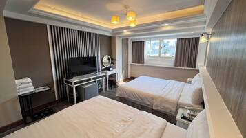 غرفة كلاسيكية رباعية - سريران مزدوجان - بحمام داخل الغرفة | مكتب وأسرّة قابلة للطي وواي فاي مجانًا