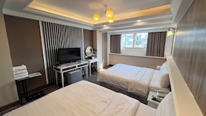 Phòng 4 phong cách cổ điển, 2 giường đôi, có phòng tắm riêng | Bàn, giường gấp/giường phụ (phụ phí)