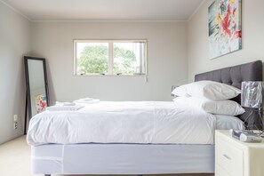 Comfort Room, 1 Queen Bed, Ensuite, Garden View