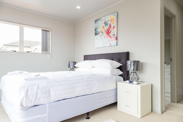 Comfort Room, 1 Queen Bed, Ensuite, Garden View