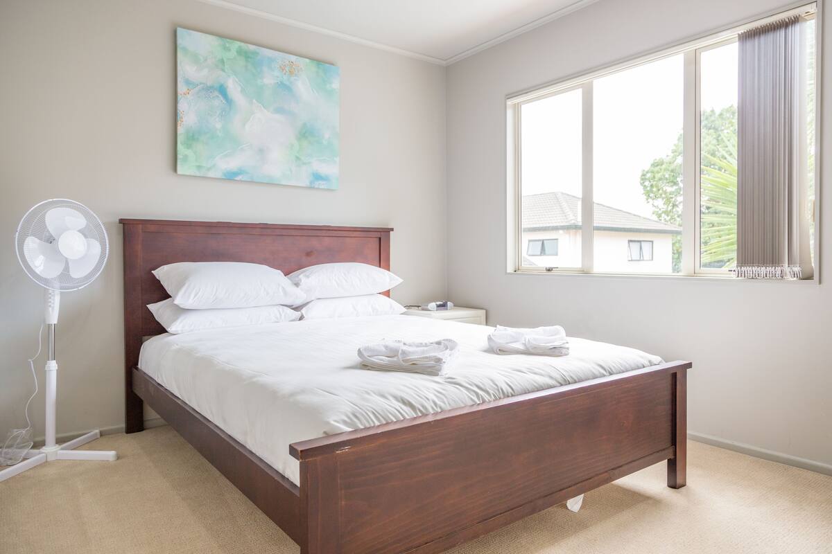 Economy Room, 1 Queen Bed, Shared Bathroom, Garden View