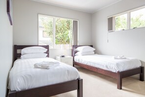 Basic Room, 2 Single Beds, Shared Bathroom