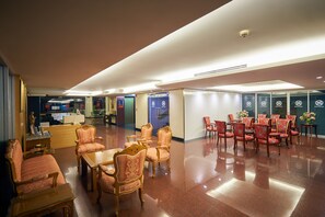 Lobby sitting area - Nana Hiso Hotel (Bangkok)