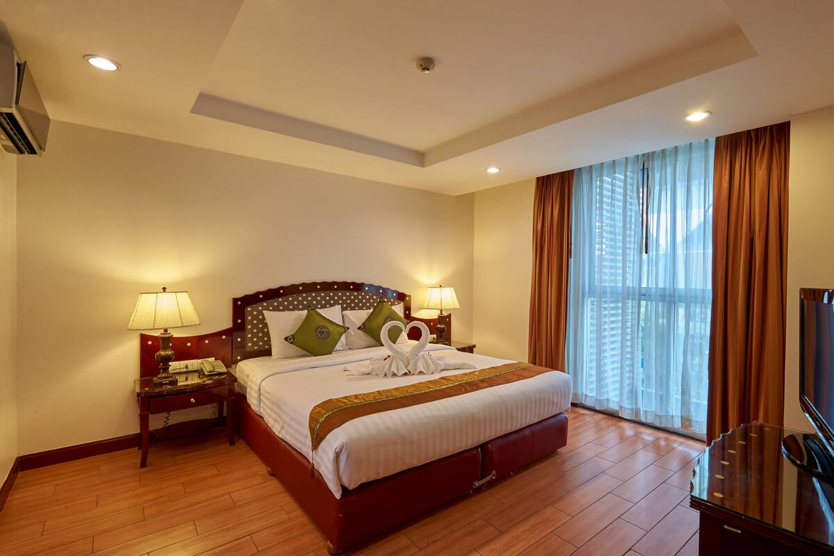 Junior Suite Room | In-room safe, desk, blackout curtains, free WiFi