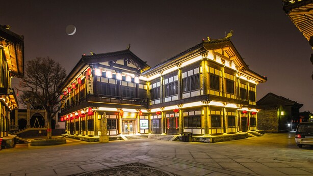 A traditional building with a courtyard, illuminated by warm lighting. - Datong Pipa Hotel (Datong)