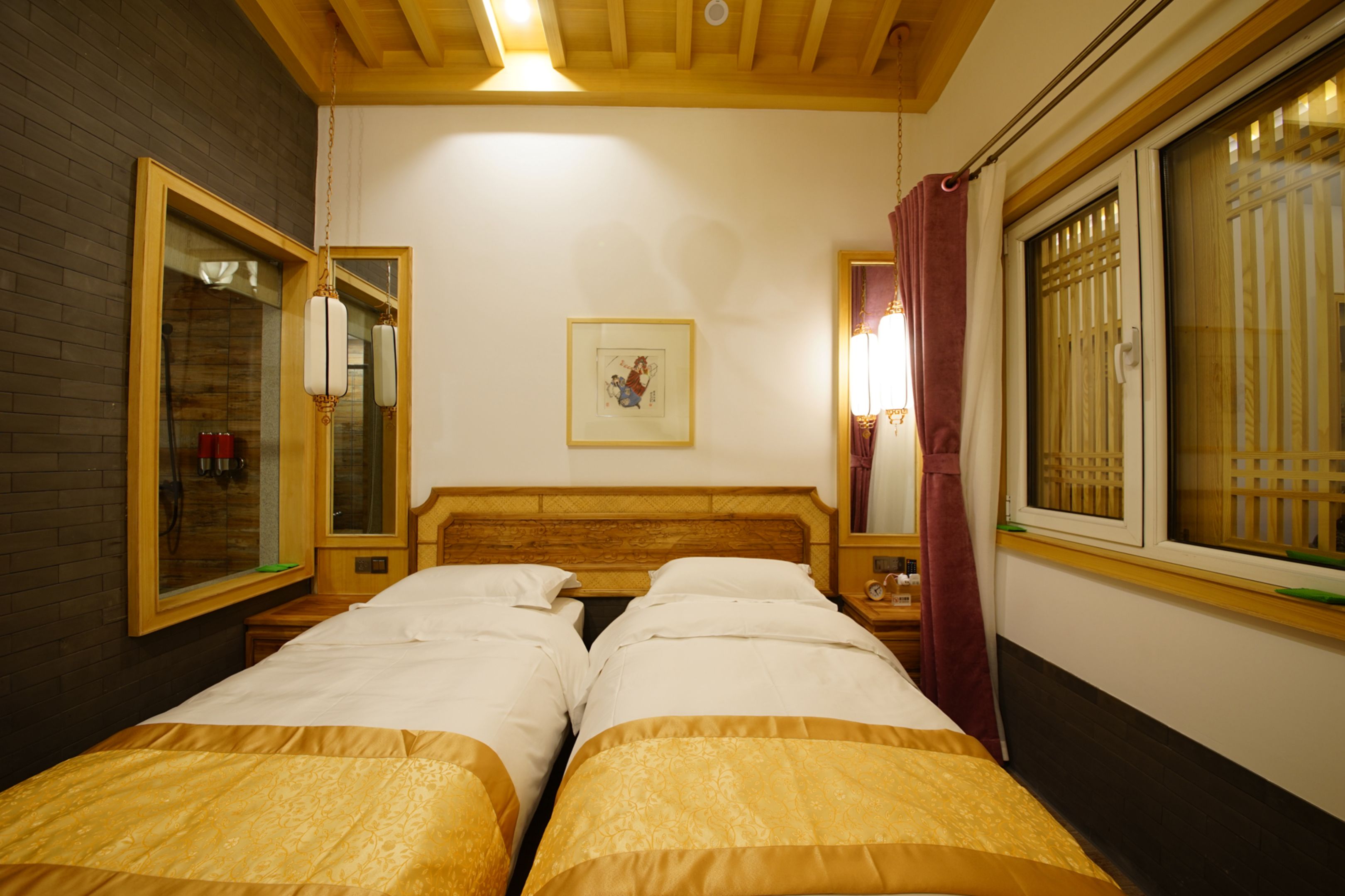 Habitación de hotel con dos camas, cabecero de madera, un cuadro enmarcado en la pared y una ventana con cortinas.
