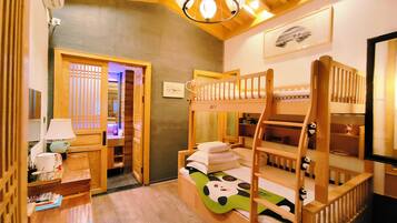 Tripla Exclusive, 1 camera da letto | Copriletto in piuma, con stile personalizzato, una scrivania