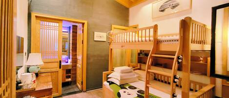 Kolmen hengen exclusive-huone, 1 makuuhuone | Untuvapeitot, yksilöllisesti sisustettu, työpöytä, pimennysverhot