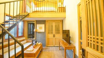 Alloggio Romantico su due livelli | Copriletto in piuma, con stile personalizzato, una scrivania