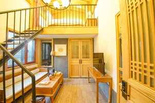 复式情侣套房  | 羽绒被、特色装修、遮光窗帘、免费 WiFi