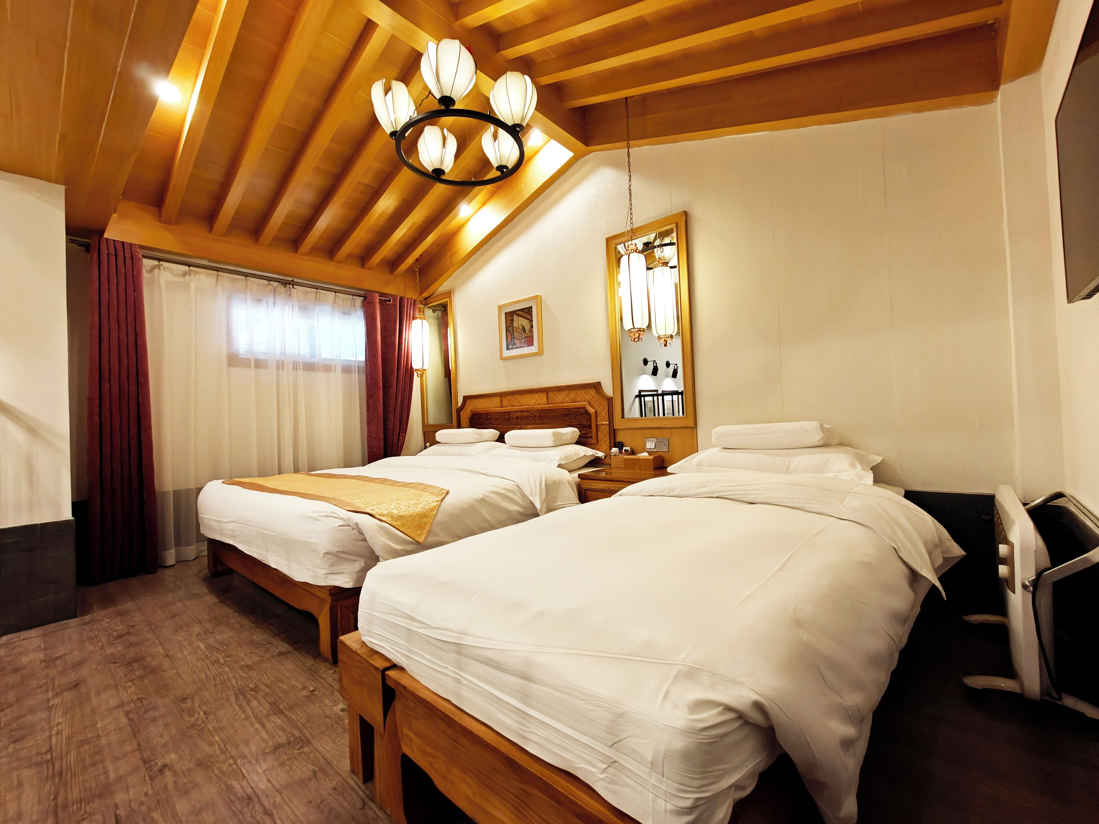 Familien-Dreibettzimmer | Daunenbettdecken, individuell dekoriert, Verdunkelungsvorhänge