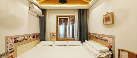 Grand Triple Room | Down comforters, individually decorated, blackout drapes, free WiFi