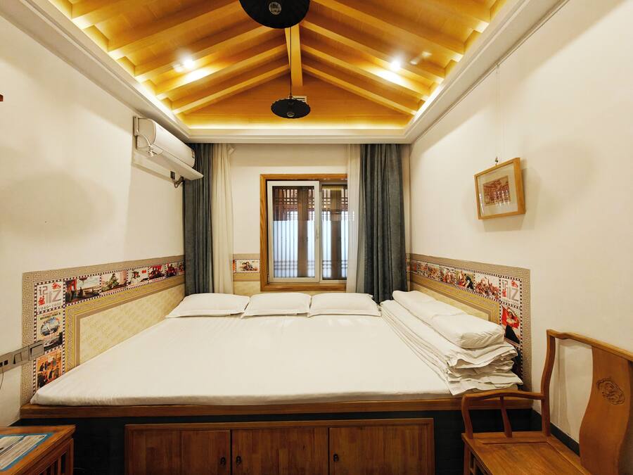 Kamar triple Grand | Selimut bulu angsa, didekorasi berbeda-beda, dan tirai kedap cahaya