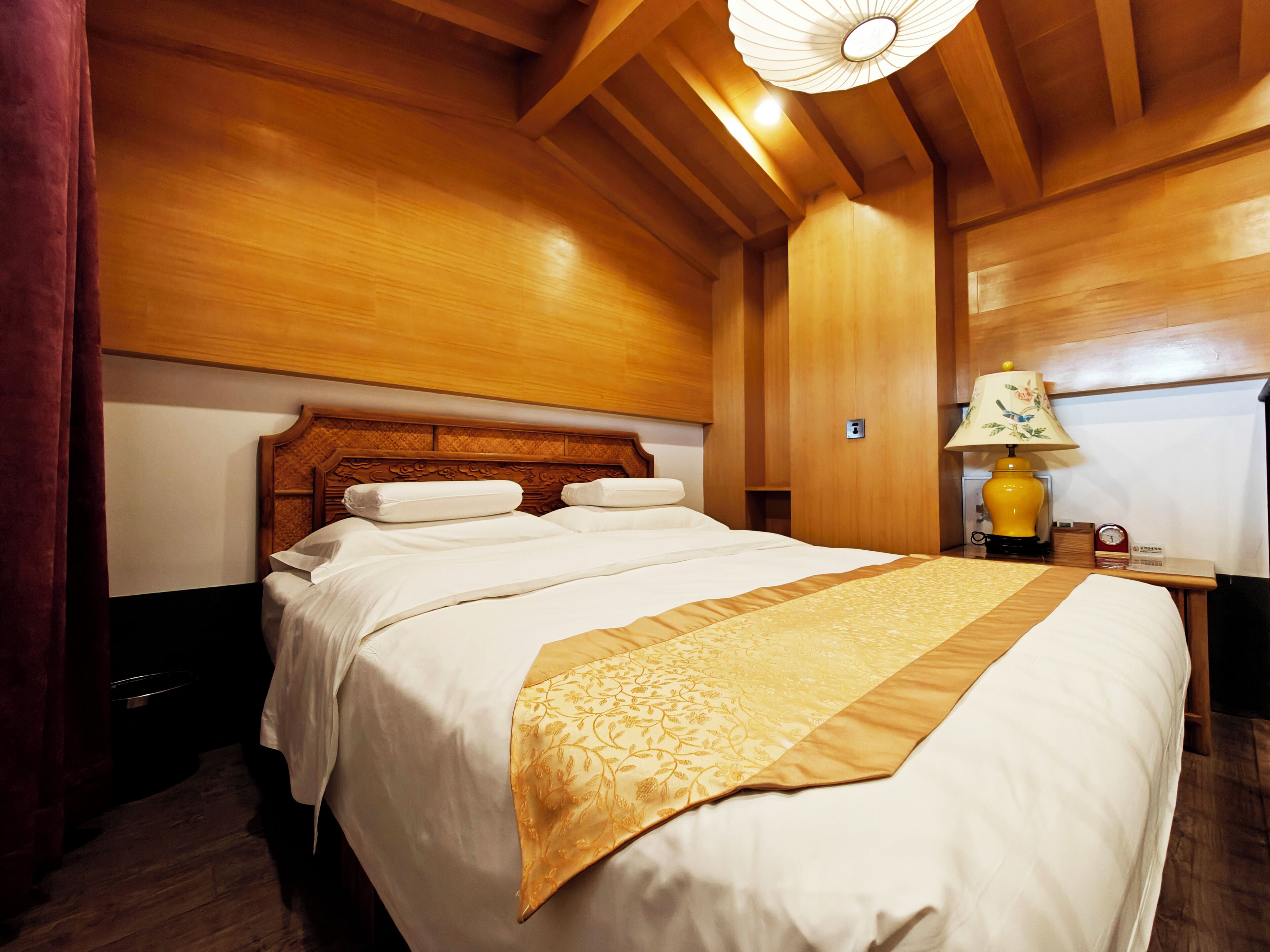 Romantisches Doppelzimmer | Daunenbettdecken, individuell dekoriert, Verdunkelungsvorhänge