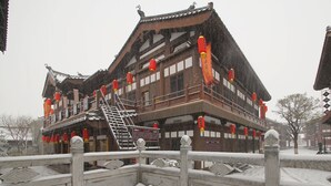 A traditional building with multiple levels, a staircase, and red lanterns. - Datong Pipa Hotel (Datong)