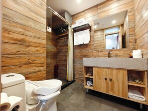 Habitación triple familiar | Baño | Ducha, artículos de higiene personal gratuitos y secador de pelo