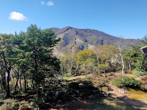 Un paisaje montañoso bajo un cielo despejado.