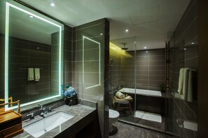 Deluxe-huone, 1 suuri parisänky | Kylpyhuone | Suihku, ilmaiset hygieniatuotteet, hiustenkuivaaja, tohvelit